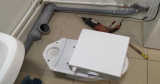 Установка напольного унитаза в соколе: монтаж под ключ от СантехДомСкл от 5268 рублей.